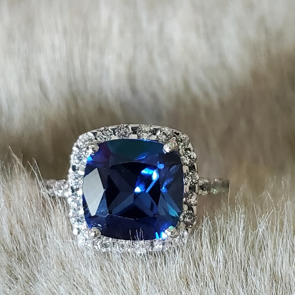 Beautiful 10K White Solid Gold Sapphire Ring - Picture 9 of 11